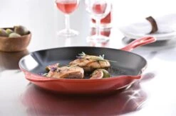 Le Creuset - Gietijzeren Ronde Skillet In Kersenrood 23cm -Keuken Pot Winkel 1200x799 143