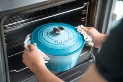 Nuovva Gietijzeren Braadpan Antiaanbaklaag Met Deksel - Sudderpan Blauw - Rond - Ø24 Cm - 4,7 Liter - 100% PFAS & PFOA Vrij - Geschikt Voor Alle Warmtebronnen - Elektrisch - Gas - Halogeen - Inductie – Keramisch -Keuken Pot Winkel 1200x800 251