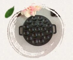 YUGN BLACK Poffertjespan Poffertjesmaker 6 Delige Set - 19 Poffertjes Incl Doseerfles Kwast Poffertjesvork Siliconen Ovenwanten - Platte Onderkant Poffertjespan Inductie Poffertjespan Elektrisch - Cadeau Tip -Keuken Pot Winkel 1200x993 4